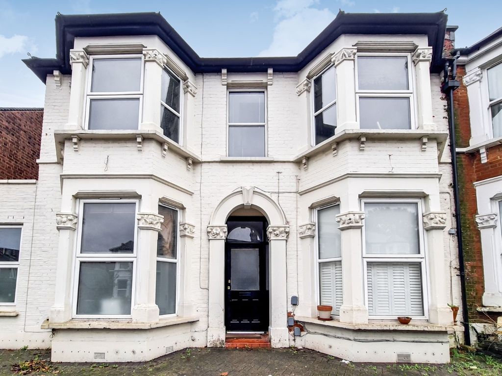 2 bed flat for sale in Torridon Road, Catford SE6, £250,000