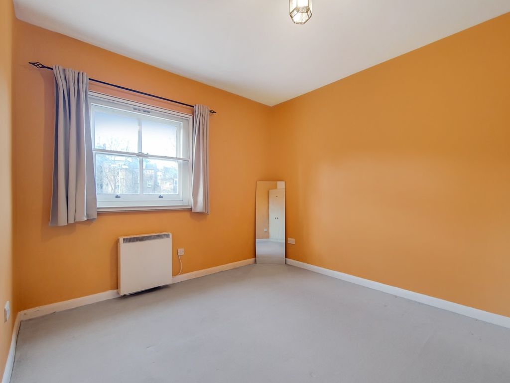 1 bed flat for sale in New Cross Road, London SE14, £250,000