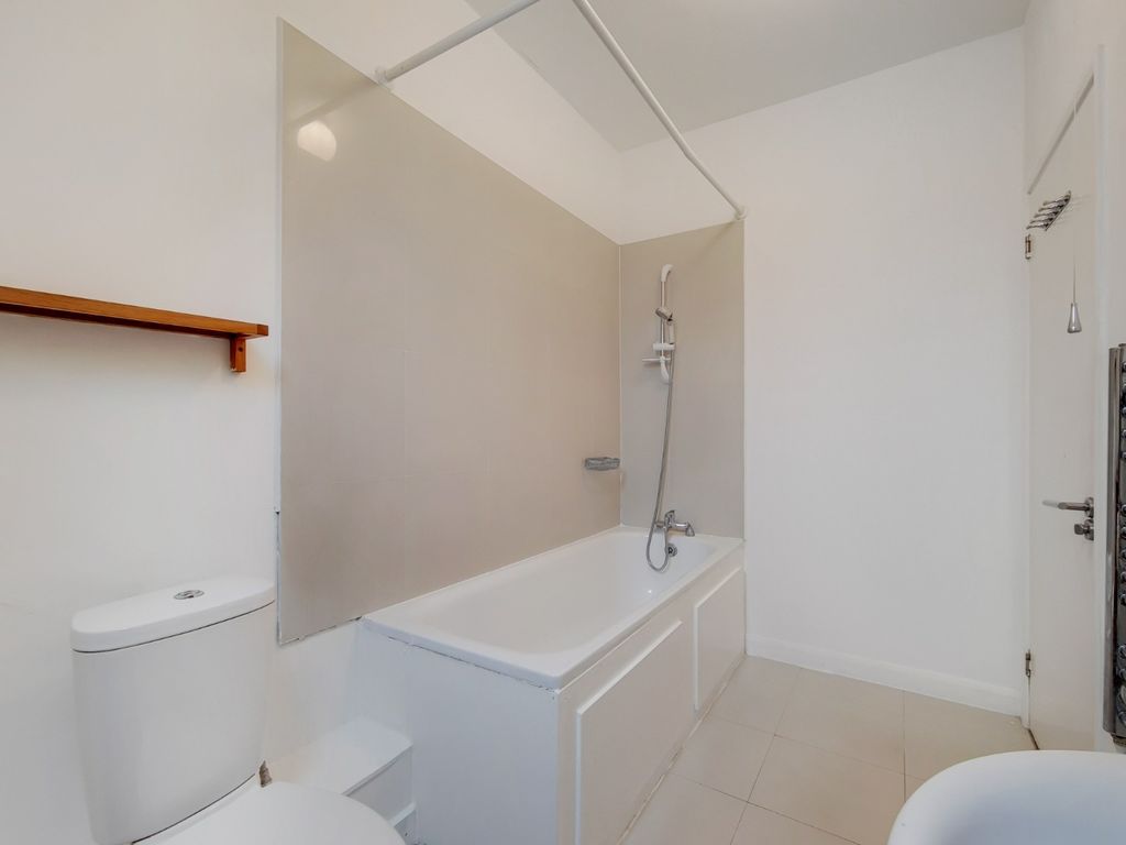 1 bed flat for sale in New Cross Road, London SE14, £250,000