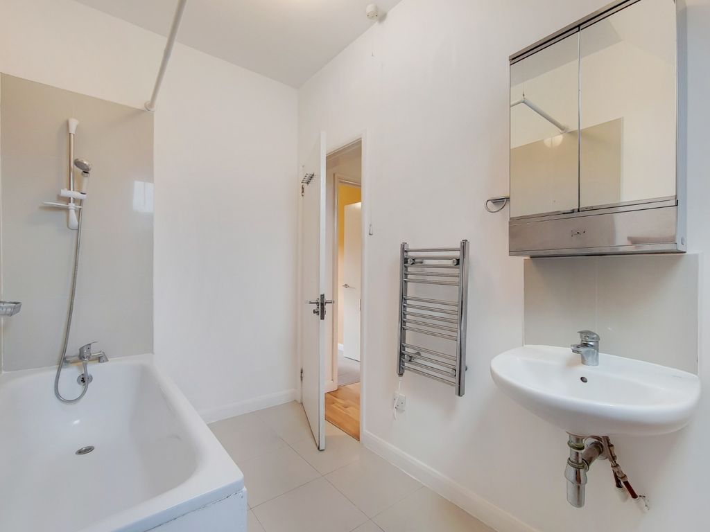 1 bed flat for sale in New Cross Road, London SE14, £250,000