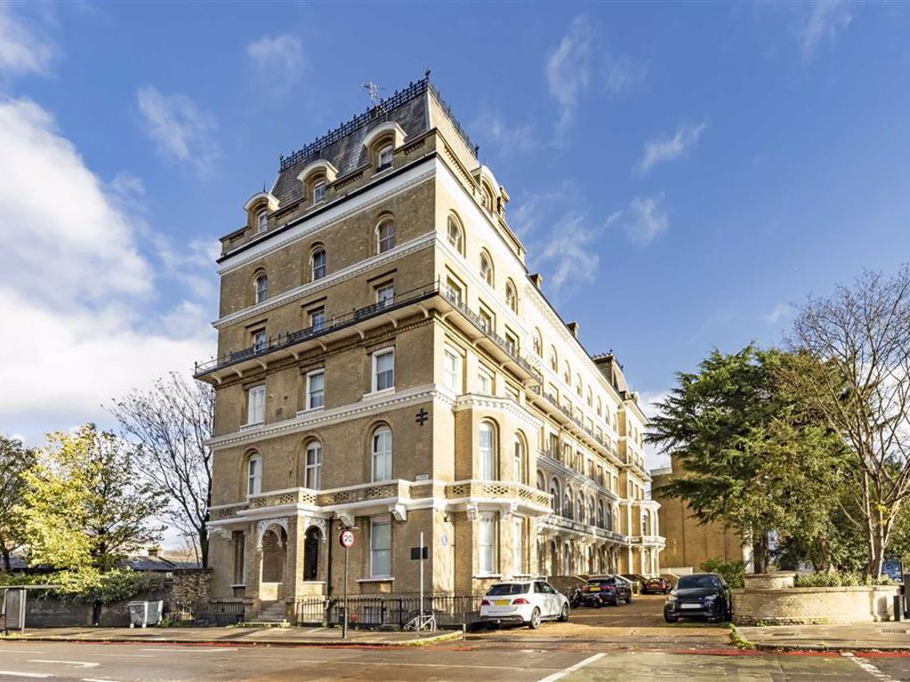 Studio for sale in Clapham Common North Side, London SW4, £325,000