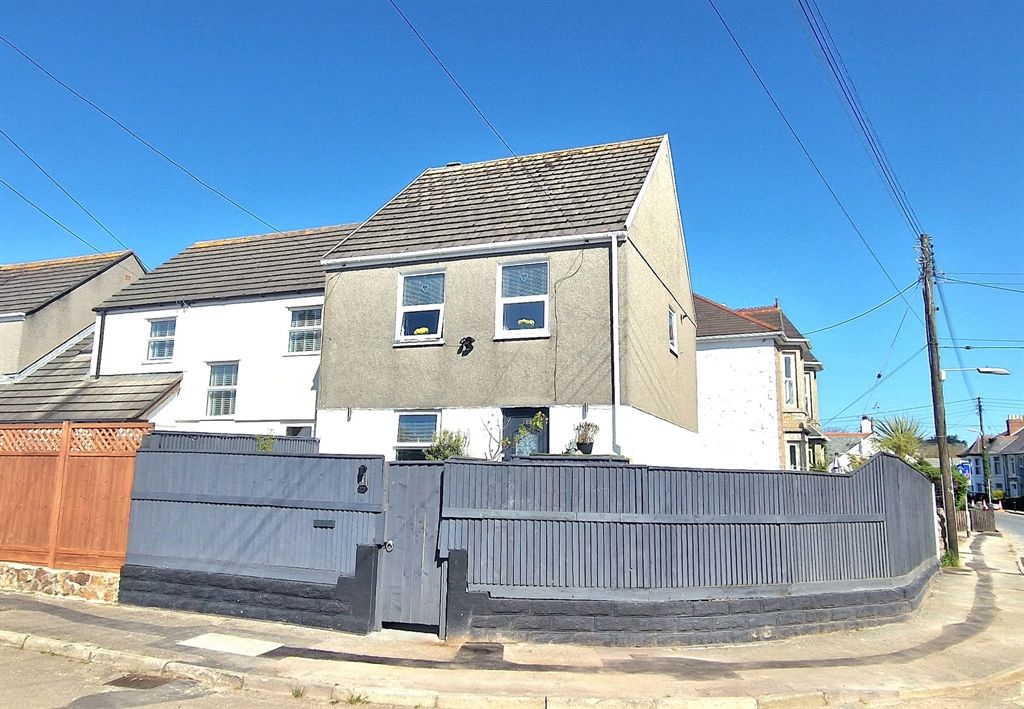 3 bed end terrace house for sale in Little Lane, Hayle TR27, £315,000