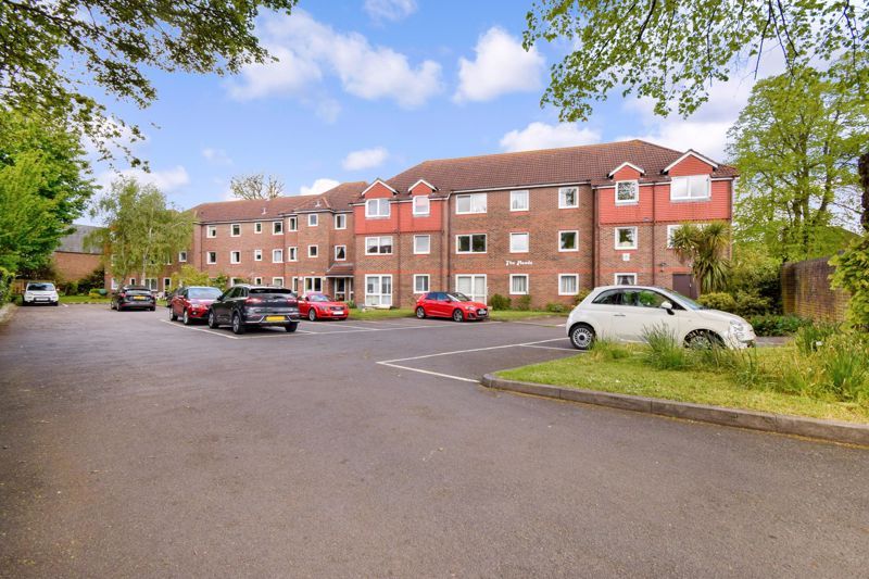 1 bed flat for sale in The Meads, Windsor SL4, £185,000