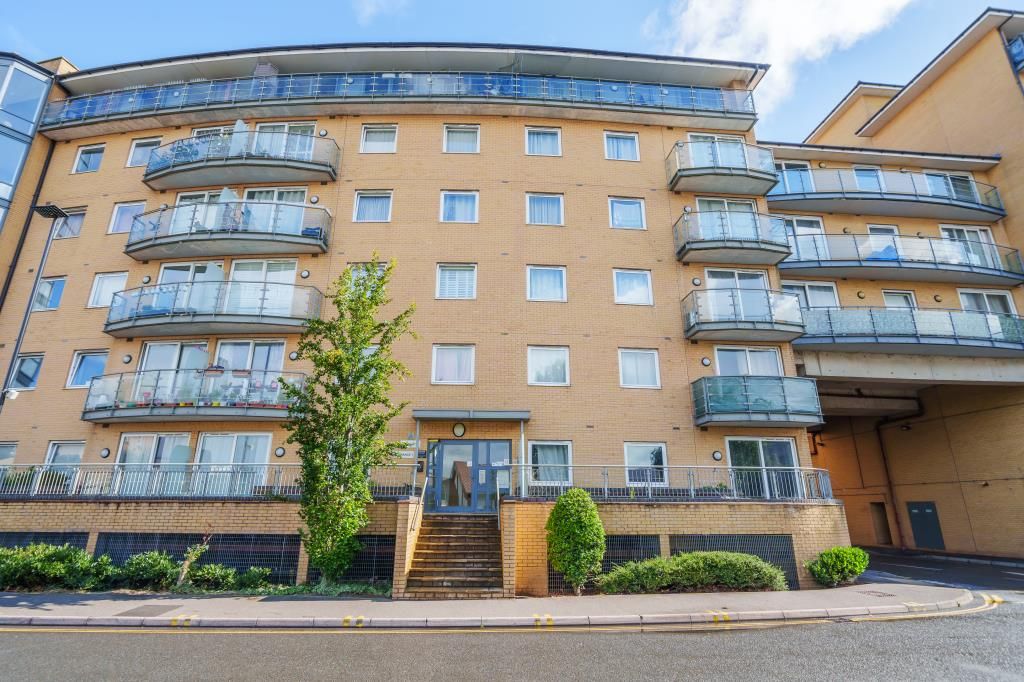 1 bed flat for sale in Feltham, Greater London TW13, £200,000
