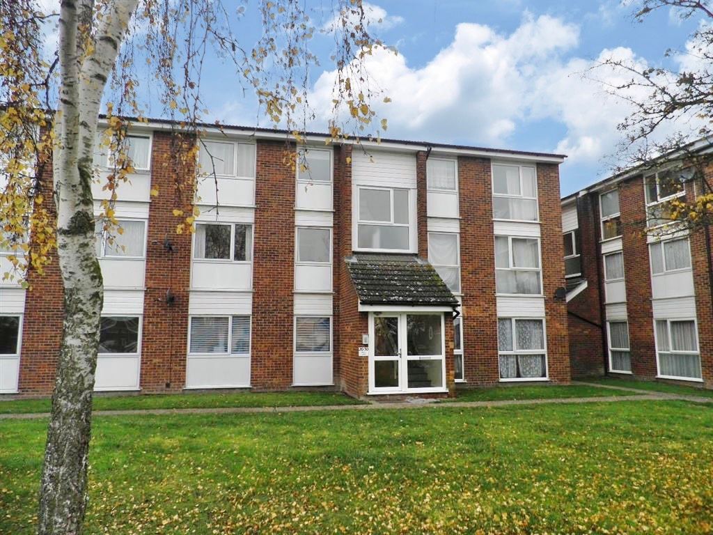 2 bed flat for sale in Swift Close, Royston SG8, £150,000
