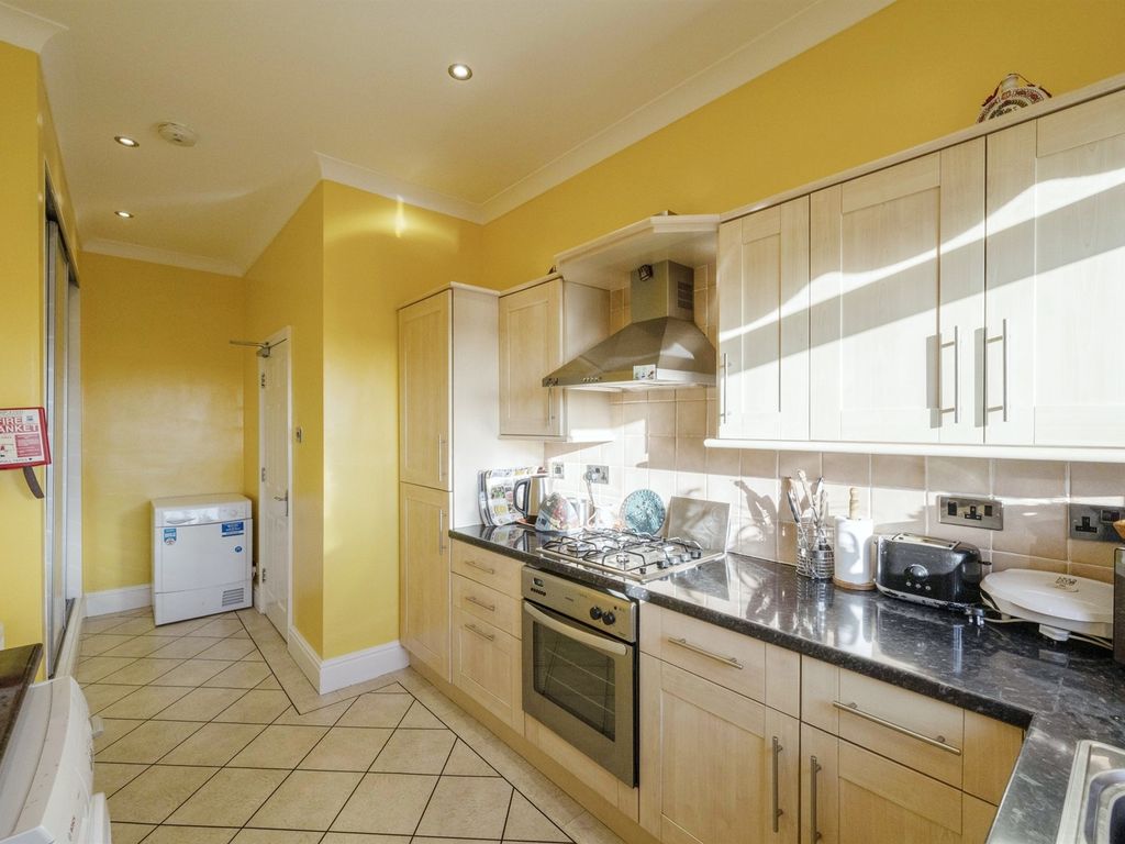 2 bed flat for sale in Thorne Road, Wheatley, Doncaster DN2, £120,000