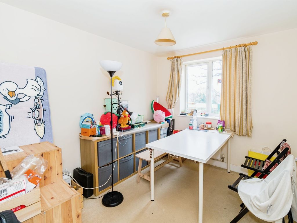 2 bed flat for sale in Glen Eyre Road, Southampton SO16, £215,000