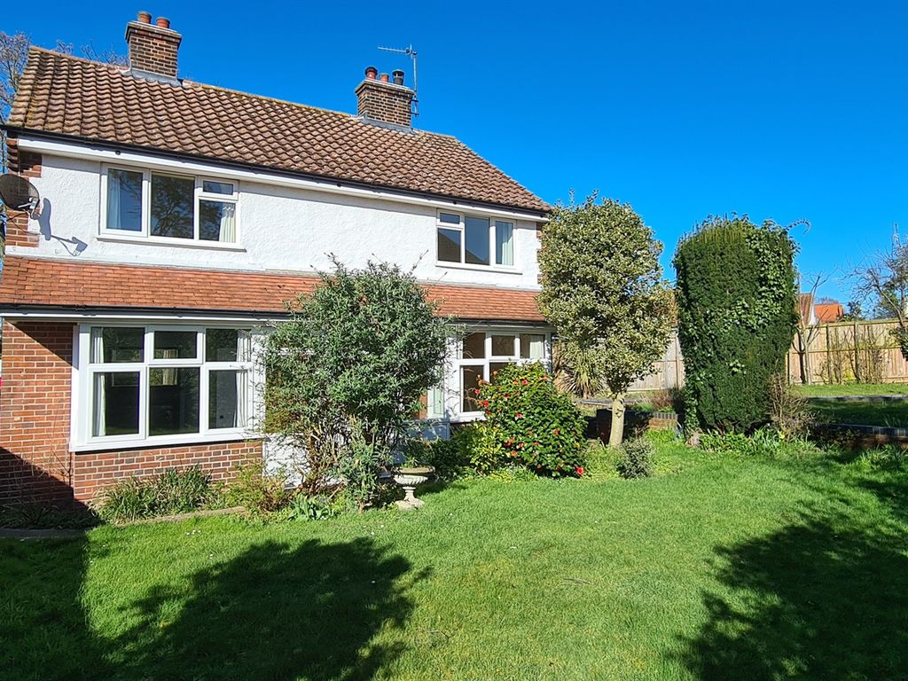 4 bed detached house for sale in Fearns Close, Cromer NR27, £325,000
