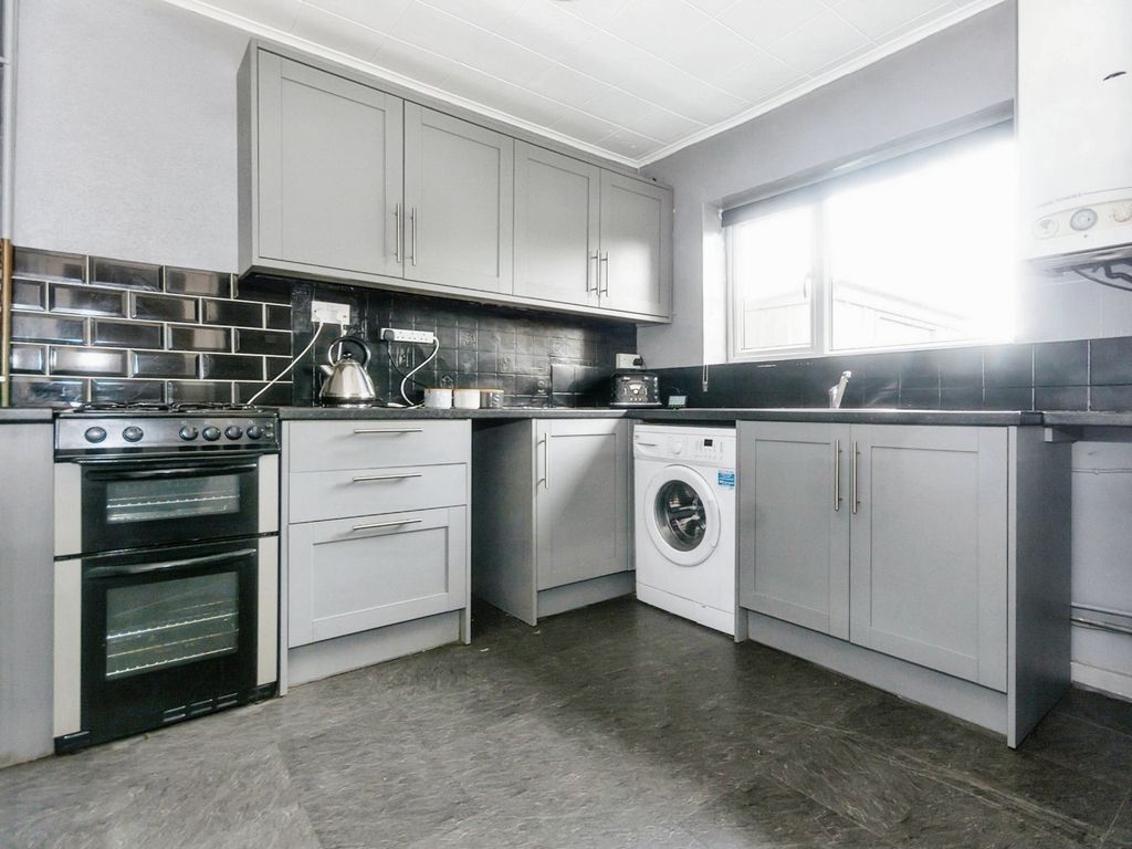 2 bed flat for sale in Coventry Road, Sheldon, Birmingham B26, £130,000