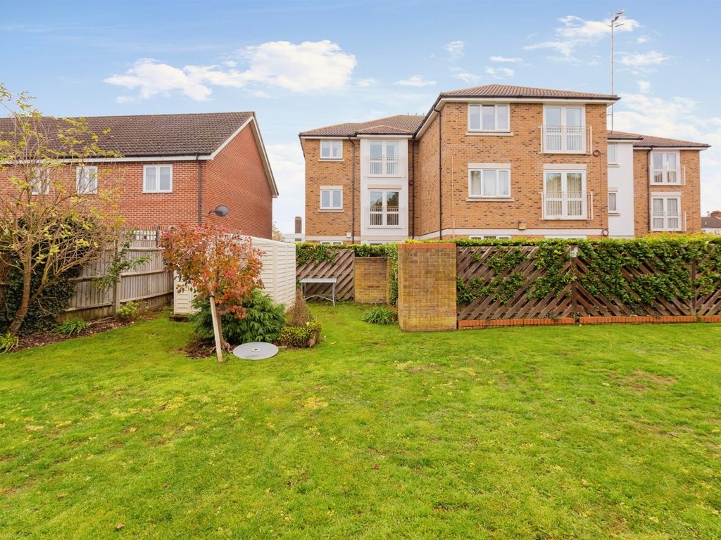 1 bed flat for sale in Moat View Court, Bushey WD23, £130,000