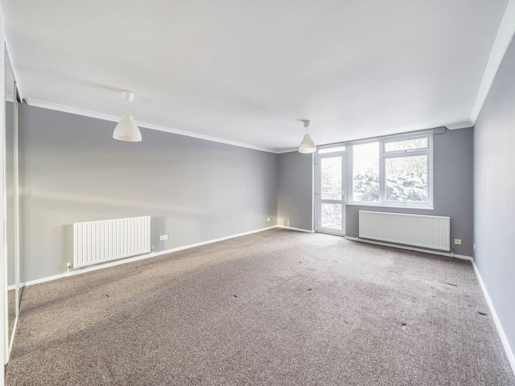 1 bed flat for sale in West Park, London SE9, £175,000
