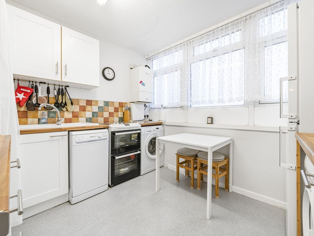 2 bed flat for sale in Grove Park Road, London SE9, £235,000