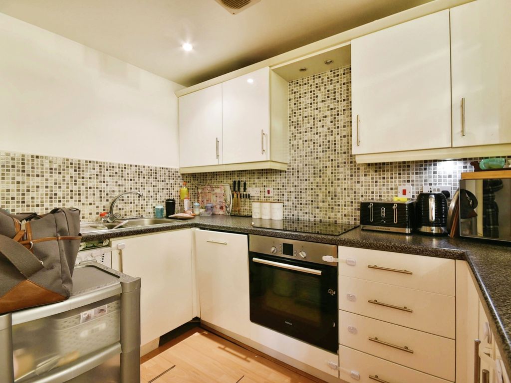 2 bed flat for sale in Mauldeth Road West, Chorlton Cum Hardy, Manchester M21, £150,000