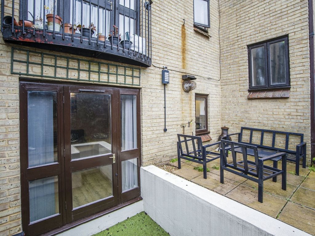 1 bed flat for sale in Bishops Walk, Rochester ME1, £190,000
