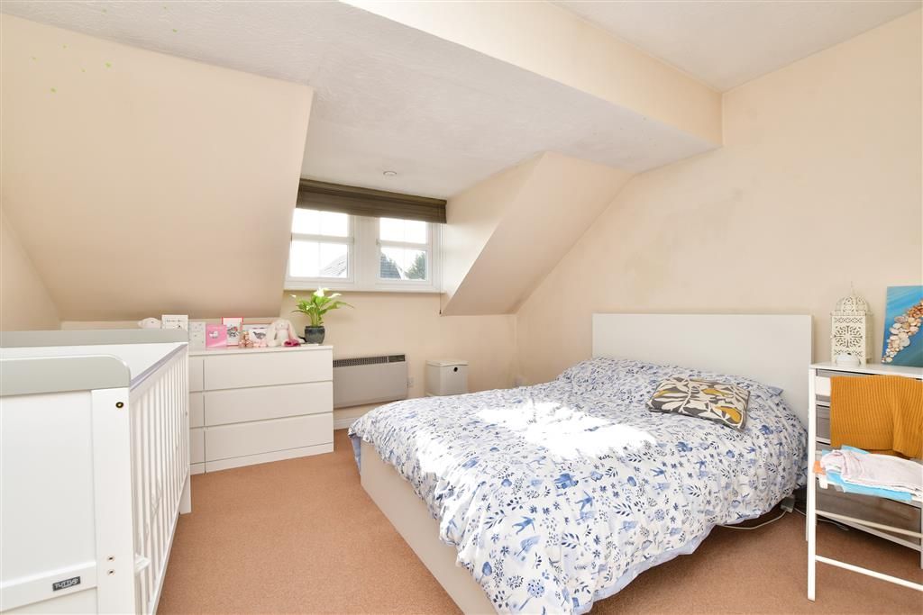 1 bed flat for sale in Pine Gardens, Horley, Surrey RH6, £200,000