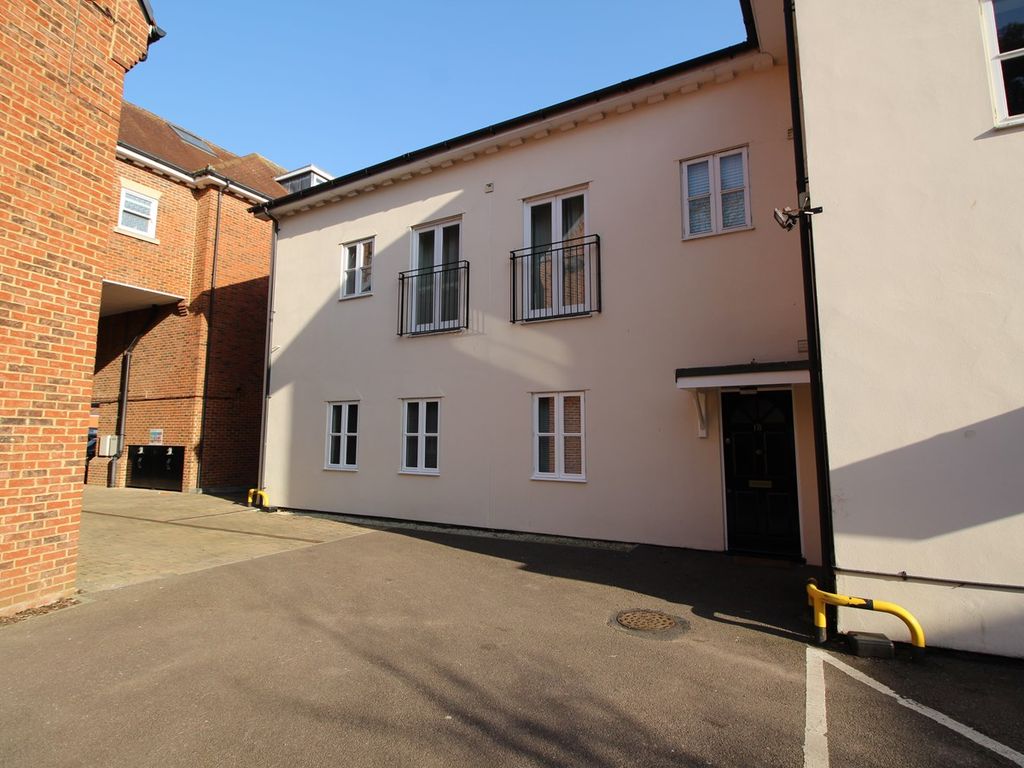2 bed flat for sale in Bancroft, Hitchin SG5, £250,000