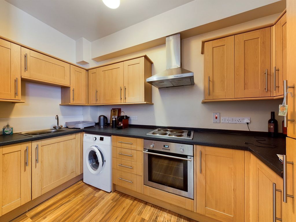 2 bed flat for sale in Bancroft, Hitchin SG5, £250,000
