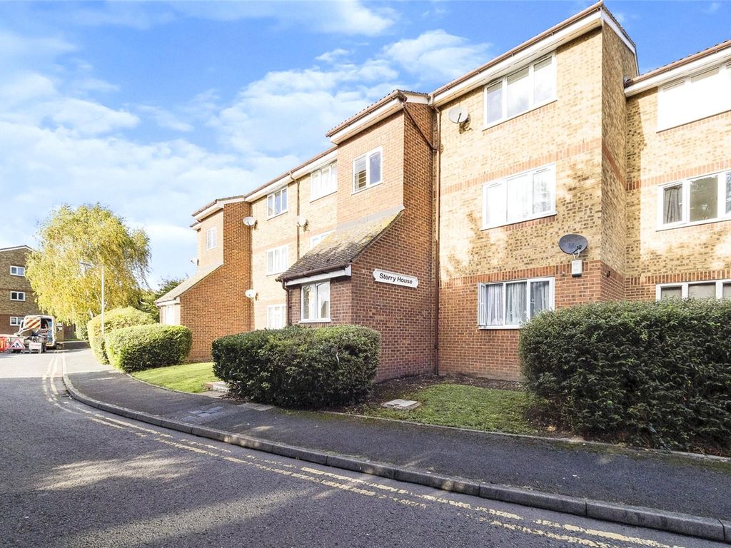 1 bed flat for sale in Stirling Close, Rainham RM13, £190,000