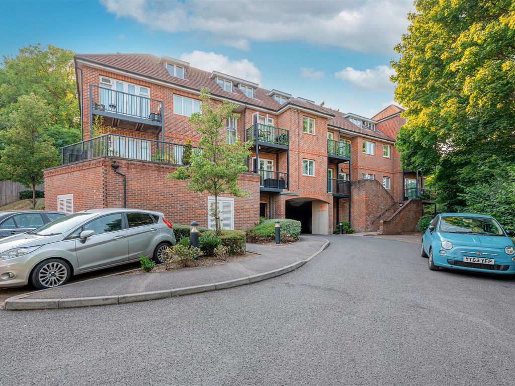 2 bed flat for sale in St. Marks Close, High Wycombe HP13, £220,000