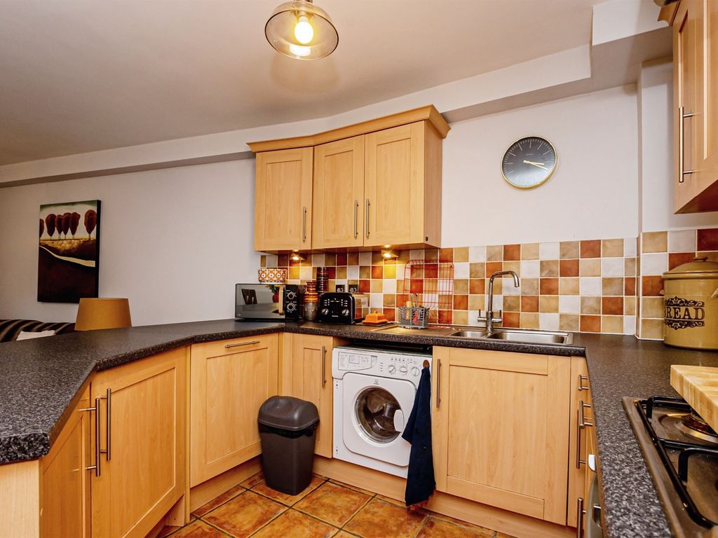 2 bed flat for sale in Well Lane, Rothwell, Kettering NN14, £170,000