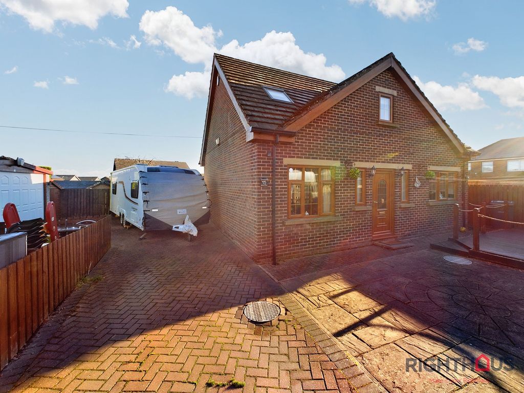 3 bed detached house for sale in Winton Green, Bradford BD6, £237,500
