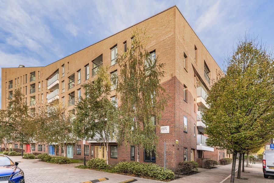 2 bed flat for sale in Godfrey Place, London E2, £203,000
