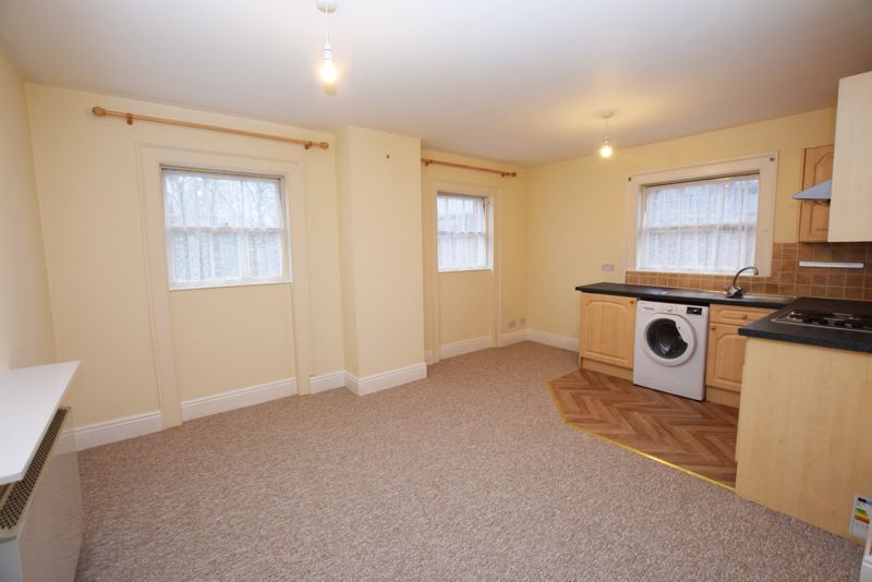 1 bed flat for sale in High Street, Alton GU34, £125,000