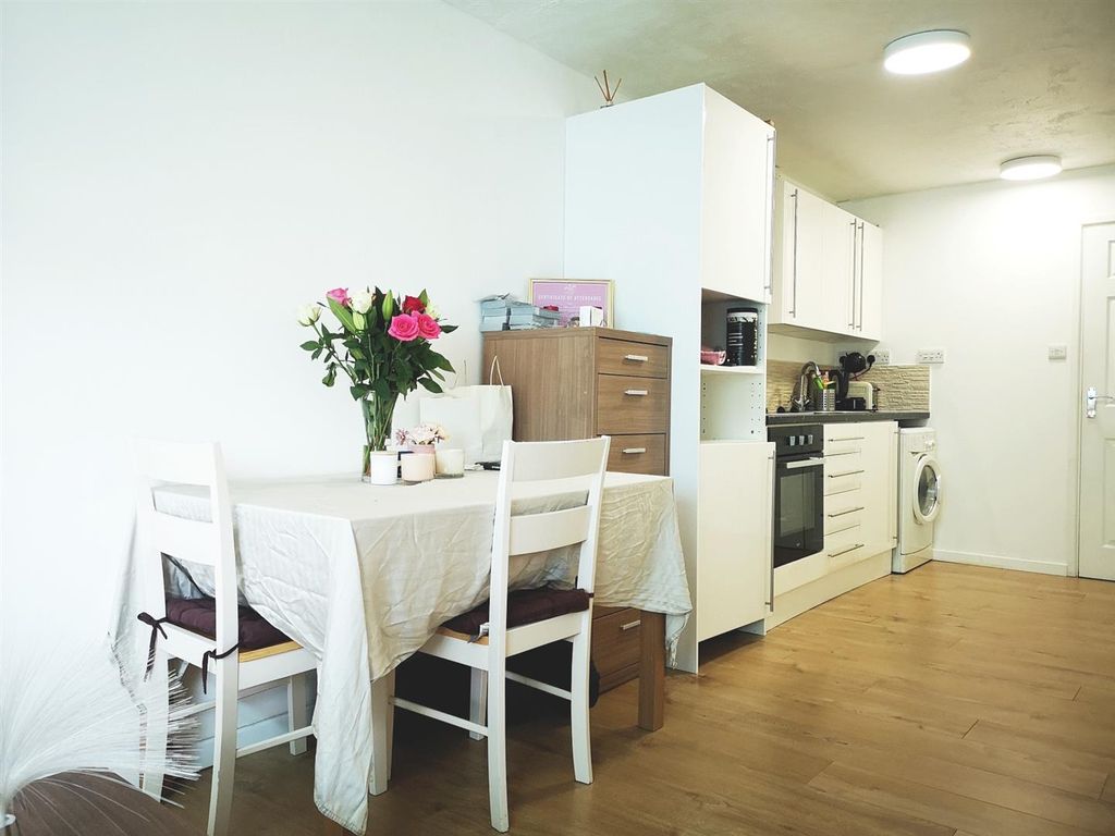 1 bed flat for sale in Worcester Road, Sutton SM2, £235,000