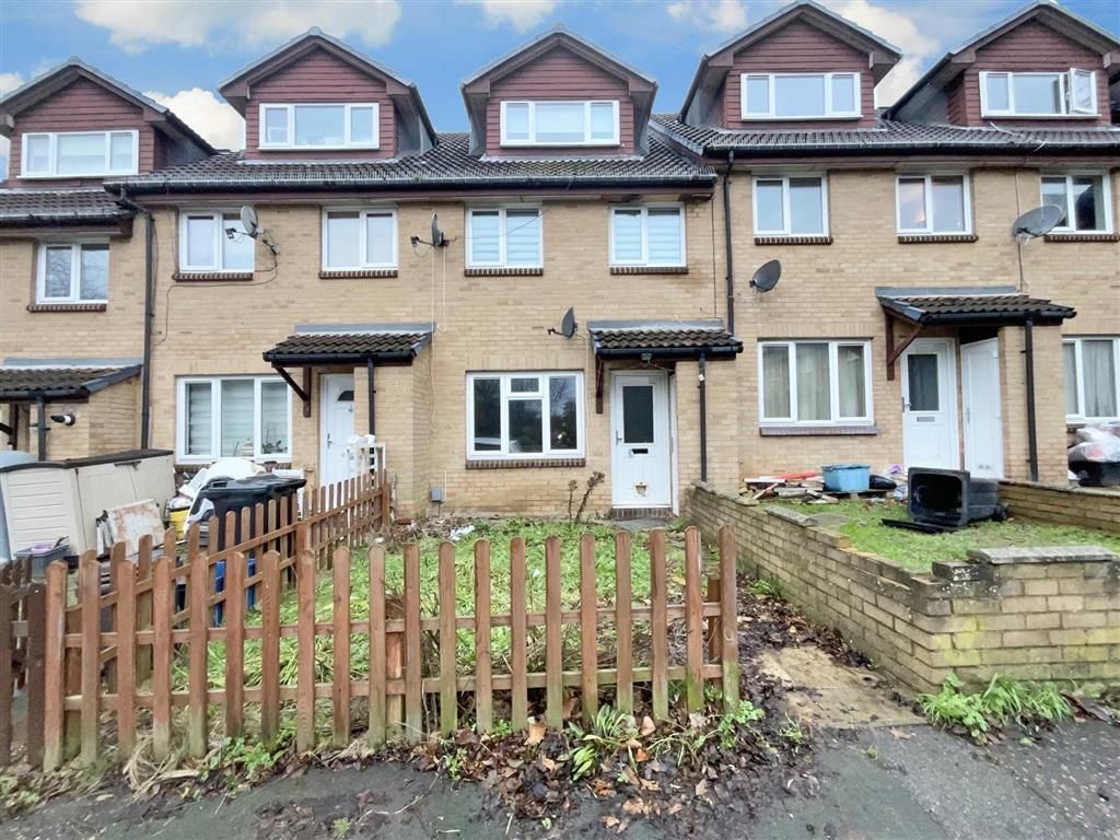 1 bed flat for sale in Amanda Close, Chigwell, Essex IG7, £200,000