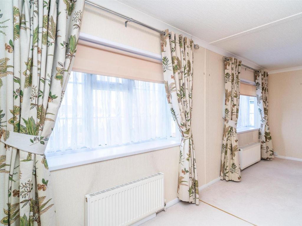 2 bed mobile/park home for sale in Arkley Park, Barnet Road, Arkley, Barnet EN5, £190,000