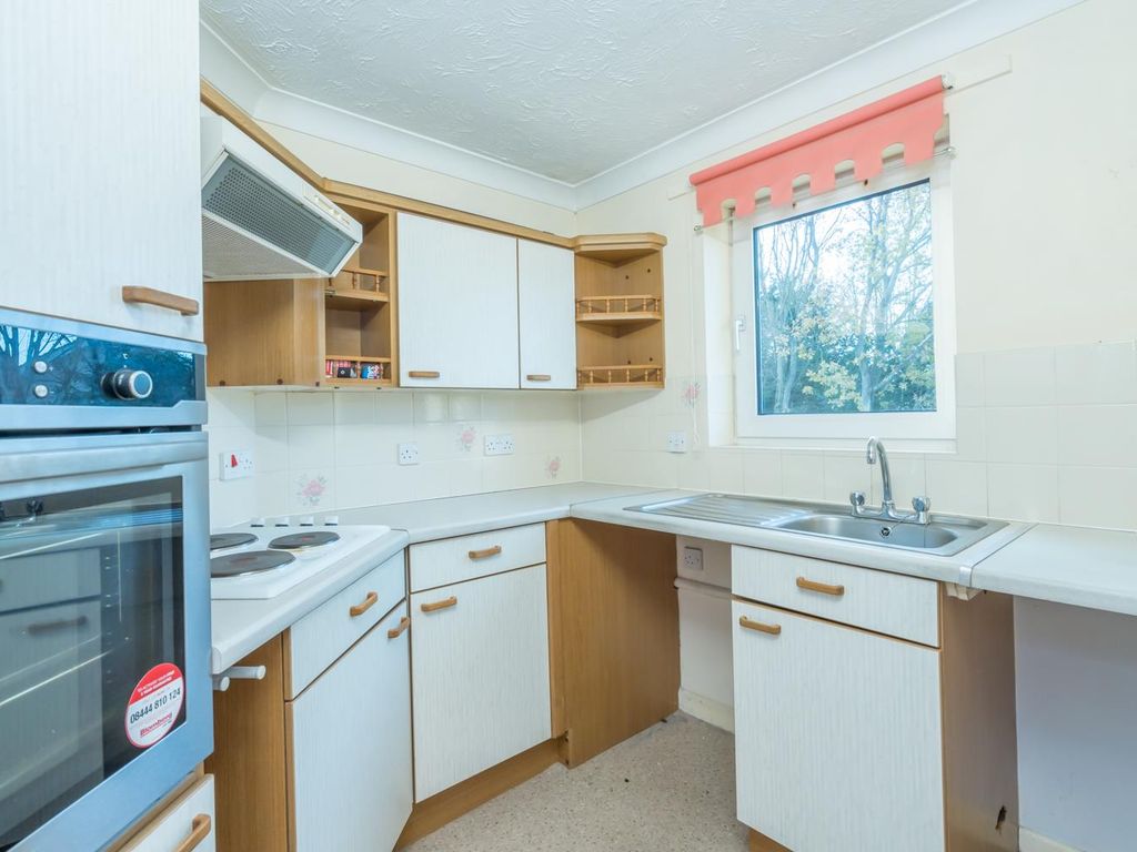 2 bed flat for sale in Victoria Drive, Bognor Regis PO21, £125,000