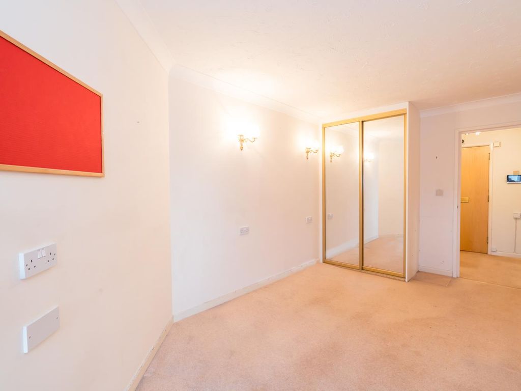 2 bed flat for sale in Victoria Drive, Bognor Regis PO21, £125,000
