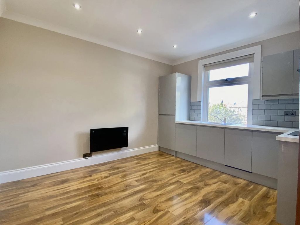 2 bed flat for sale in Trafford, Thornton Heath CR7, £247,000