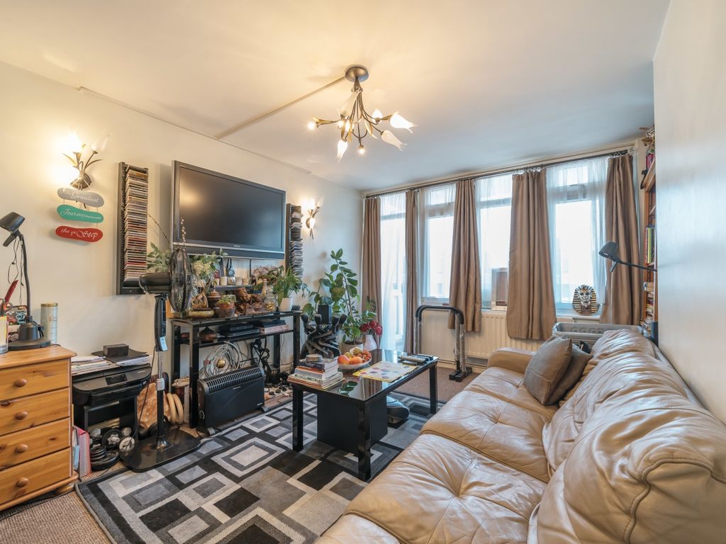 2 bed flat for sale in Friern Road, London SE22, £325,000