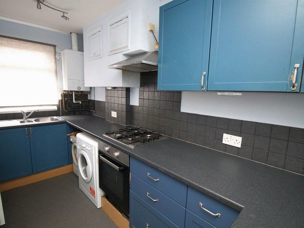 2 bed flat for sale in Clarendon Road, Penylan, Cardiff CF23, £150,000