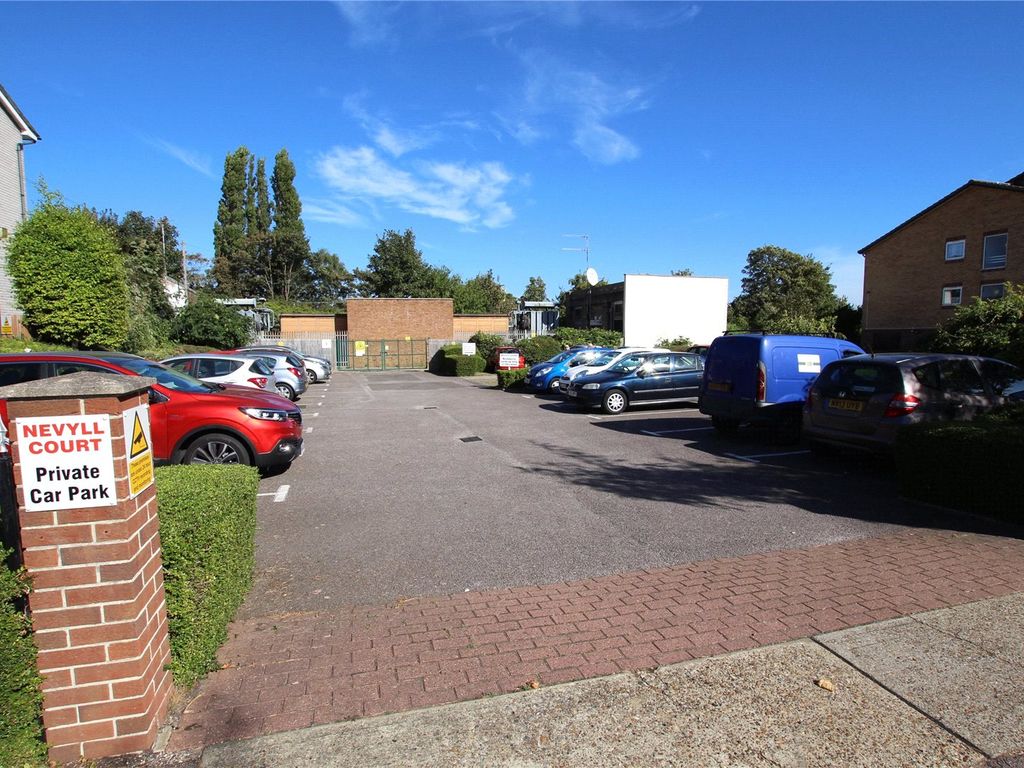 1 bed flat for sale in Station Road, Thorpe Bay, Essex SS1, £150,000