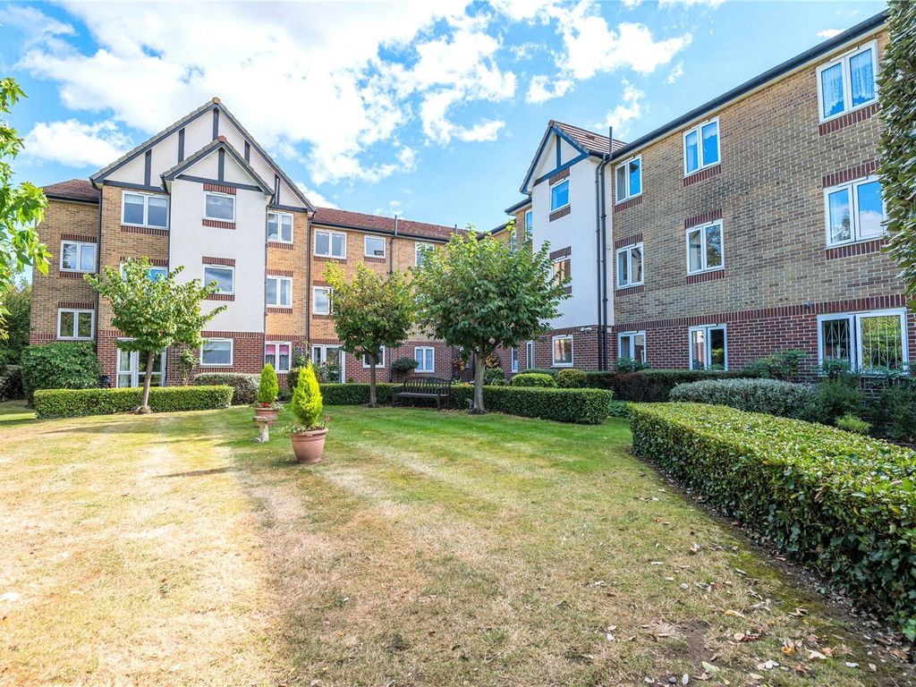 1 bed flat for sale in Station Road, Thorpe Bay, Essex SS1, £150,000