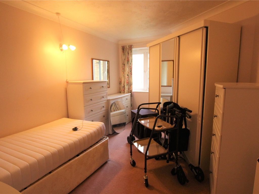 1 bed flat for sale in Station Road, Thorpe Bay, Essex SS1, £150,000