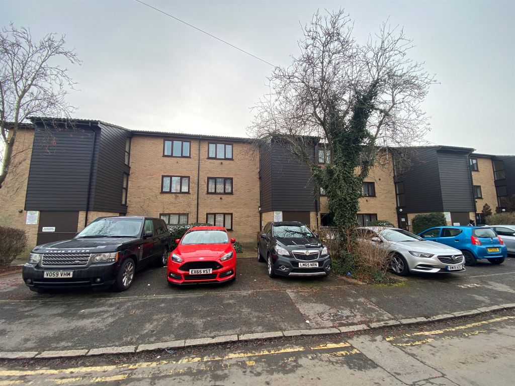 1 bed flat for sale in Victoria Road, Slough SL2, £195,000