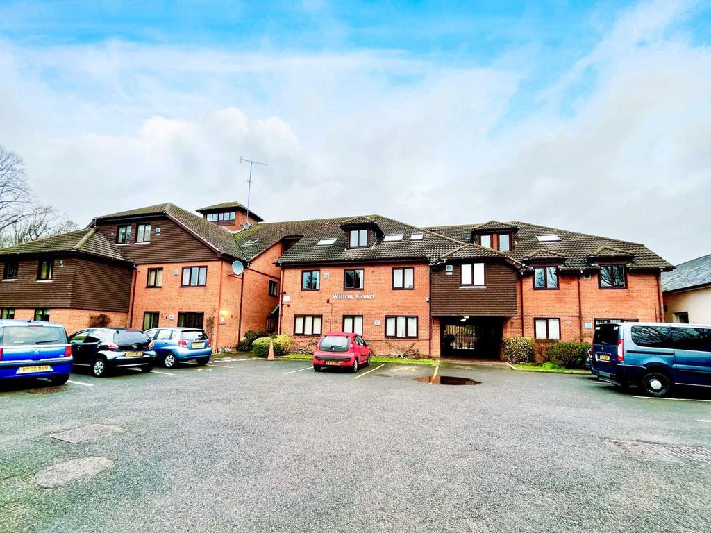 1 bed flat for sale in Willow Court, Reading Road, Wokingham RG41, £100,000