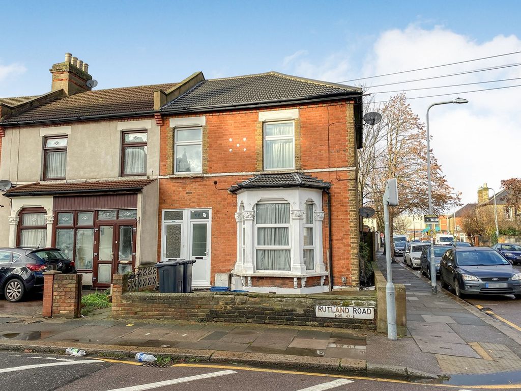 2 bed flat for sale in Rutland Road, Ilford IG1, £290,000