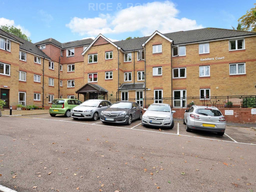 2 bed flat for sale in Mount Hill, Epsom KT18, £250,000
