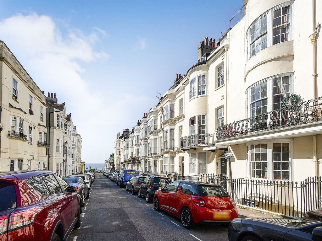 1 bed flat for sale in Devonshire Place, Brighton BN2, £200,000