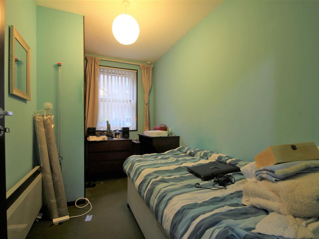 2 bed flat for sale in West Street, Worthing BN11, £130,000