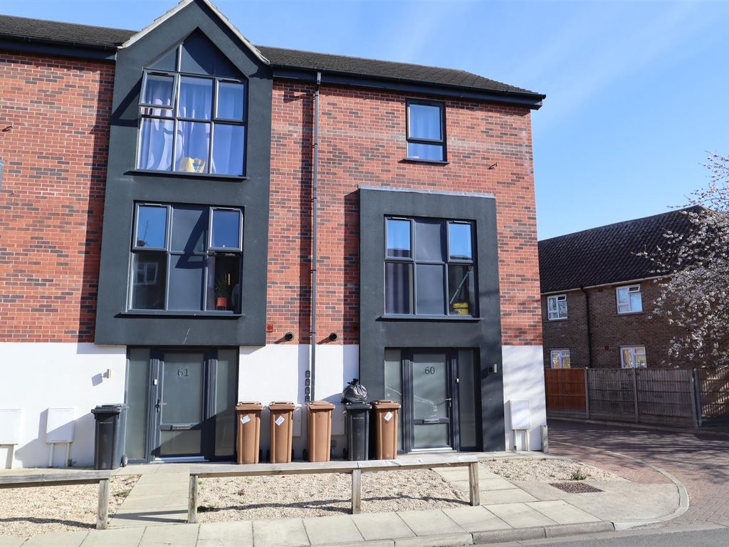 4 bed town house for sale in St. Botolphs Crescent, Lincoln LN5, £234,950