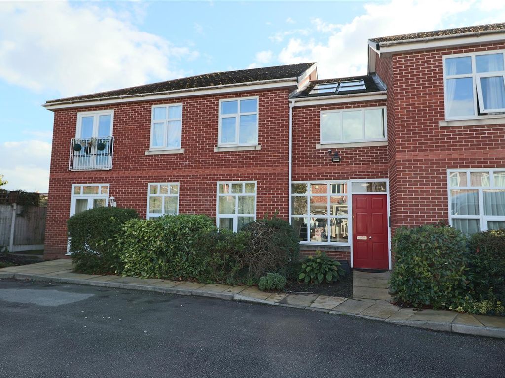 2 bed flat for sale in Bank Gardens, Penketh, Warrington WA5, £125,000