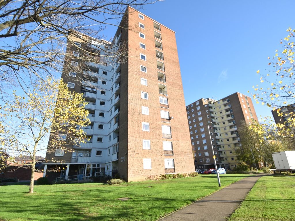 1 bed flat for sale in Priory Court, Bedford MK40, £100,000
