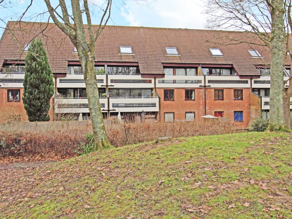 1 bed flat for sale in Stuart Court, Kingsway Gardens, Andover SP10, £110,000