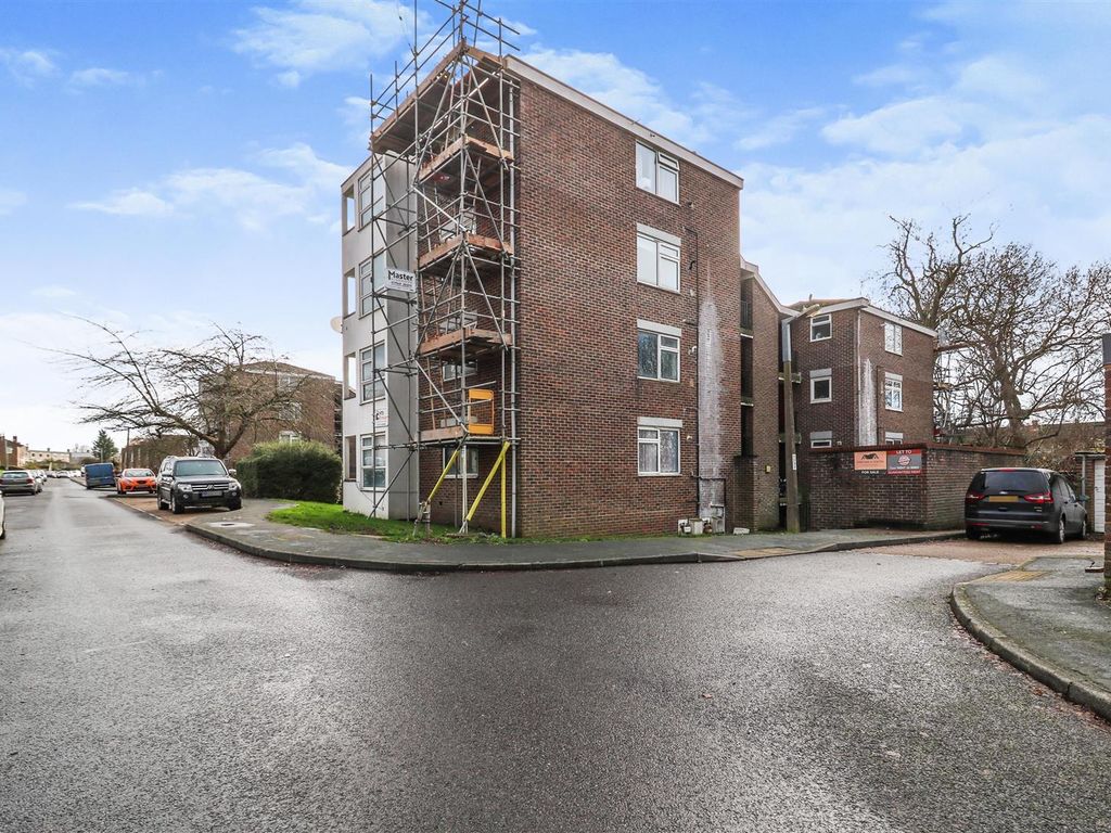 2 bed flat for sale in Willowfield, Harlow CM18, £200,000