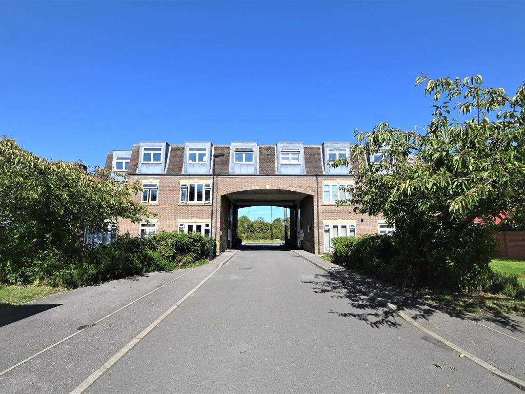 1 bed flat for sale in Clarence Court, 580-588 London Road, Langley, Berkshire SL3, £172,500